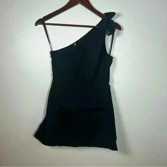 Urban Outfitters Black One Shoulder‎ Romper - Picture 1 of 4